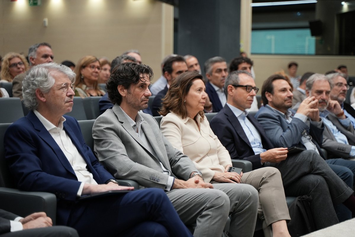 EMTmadrid's tweet photo. Con esta cátedra, EMT y @uc3m buscan: 
 
➡️ Incentivar la investigación transversal en el campus y la empresa. 
➡️Apoyar la investigación y los programas educativos. 
➡️Estudiar el impacto de la IA en la movilidad urbana. https://t.co/mdnM5KnHam
