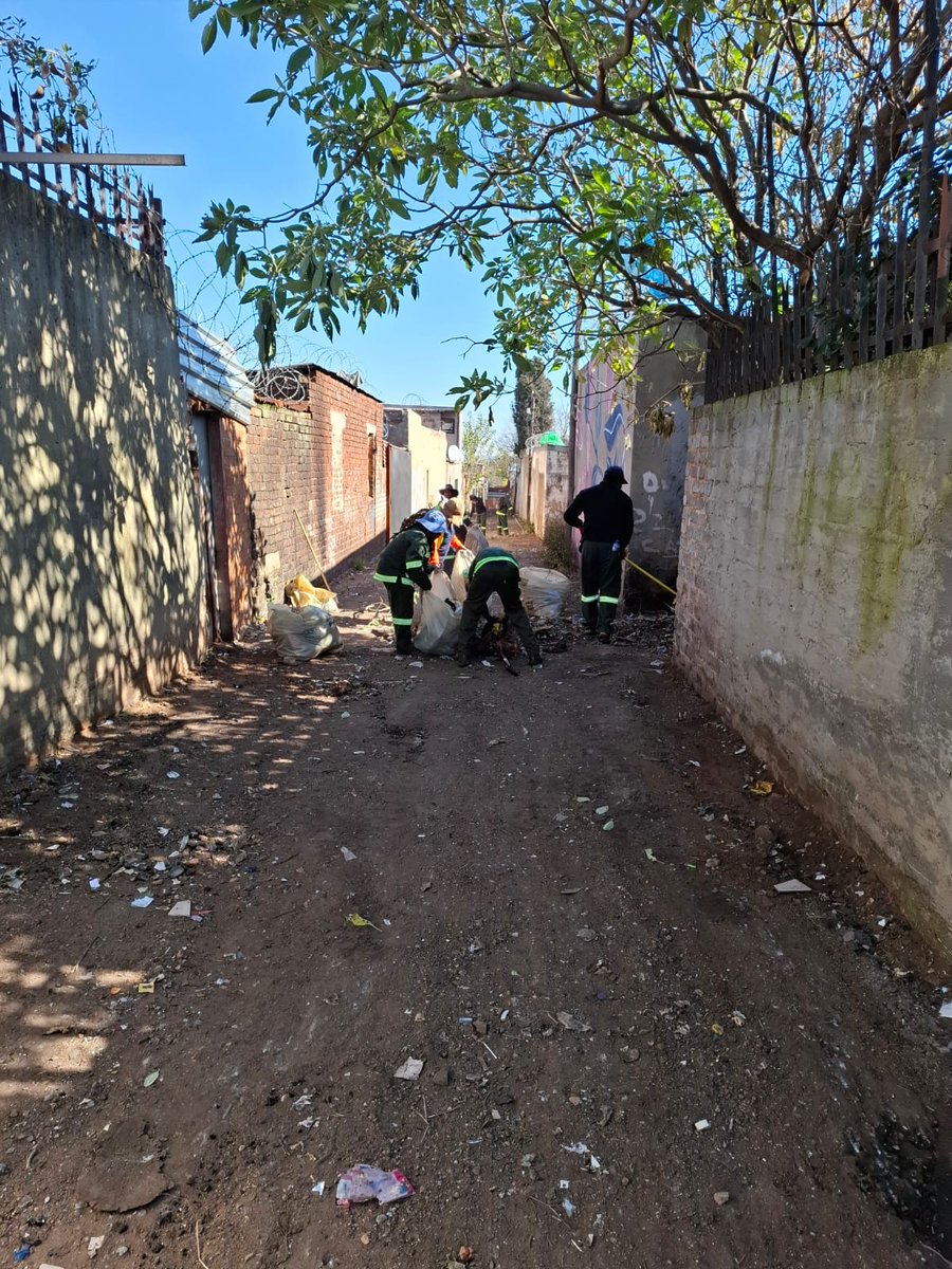 CityofJoburgZA's tweet photo. @MyJRA @Loyiso_Masuku @DadaMorero @JoburgMPD @CityofJoburgEMS @CRUMRegionA More updates from Region A:
@CleanerJoburg is on-site maintaining a cleaner environment, while @CityPowerJhb teams are hard at work replacing streetlights to enhance safety and service delivery in the area. #AcceleratedServiceDelivery #JoburgServices ^LM https://t.co/rPWNFvOtzO