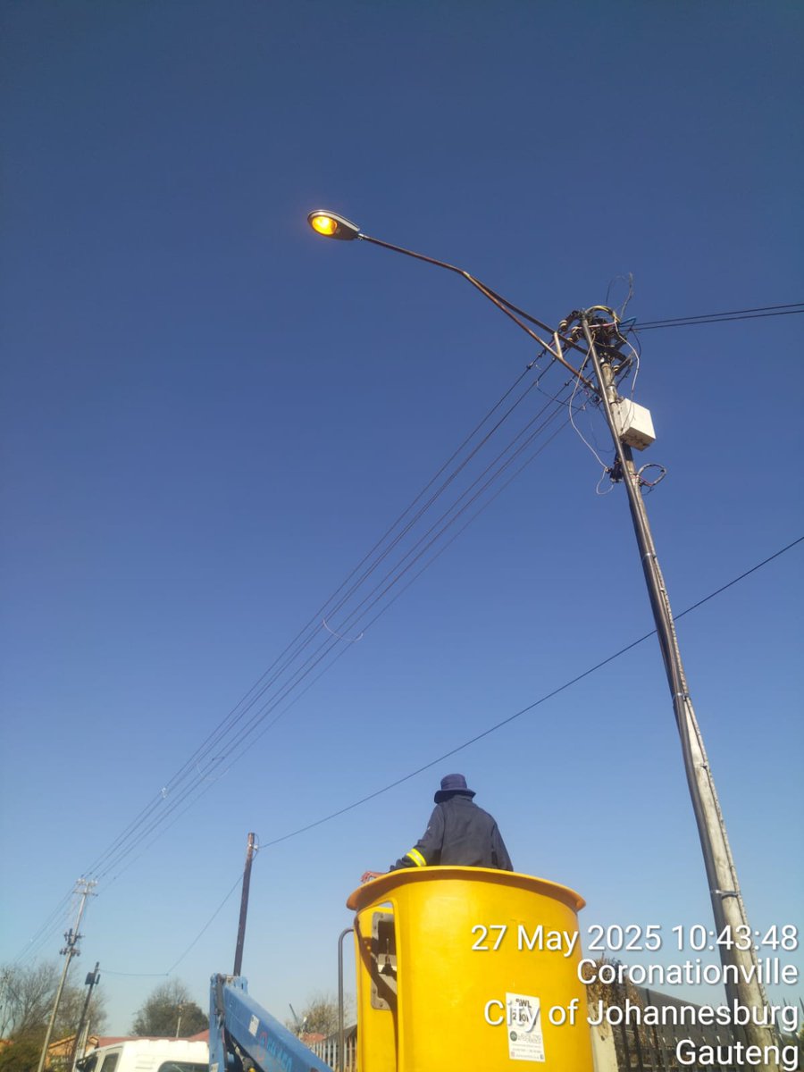 CityofJoburgZA's tweet photo. @MyJRA @Loyiso_Masuku @DadaMorero @JoburgMPD @CityofJoburgEMS @CRUMRegionA More updates from Region A:
@CleanerJoburg is on-site maintaining a cleaner environment, while @CityPowerJhb teams are hard at work replacing streetlights to enhance safety and service delivery in the area. #AcceleratedServiceDelivery #JoburgServices ^LM https://t.co/rPWNFvOtzO