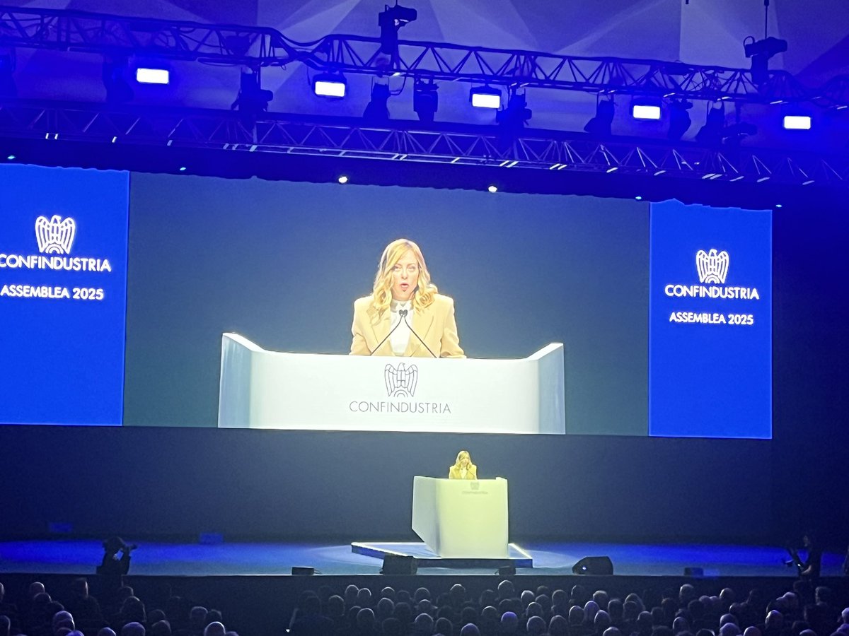 La Presidente del Consiglio <a href="/GiorgiaMeloni/">Giorgia Meloni</a> interviene all’Assemblea nazionale di <a href="/Confindustria/">Confindustria</a> a #Bologna. Scelta voluta dal Presidente Orsini per avvicinare Confindustria al territorio. Presente una numerosissima rappresentanza di #imprenditori da tutta #Italia e #EmiliaRomagna