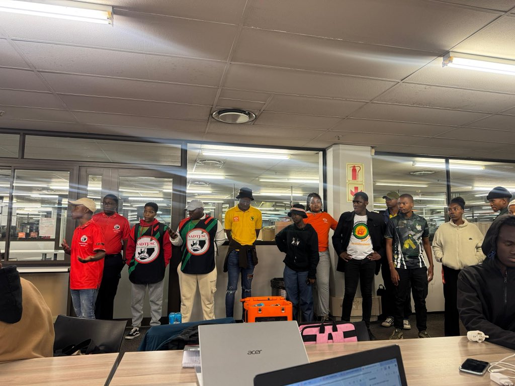 gpsadtusc's tweet image. The SADTU BCC together with Sasco UJ Apk, SRC  and our PYA structures are working tirelessly to ensure that students get enough support in preparation for their exams✨🖤💚❤️🤍as part of the exam preparation motivational tour!!