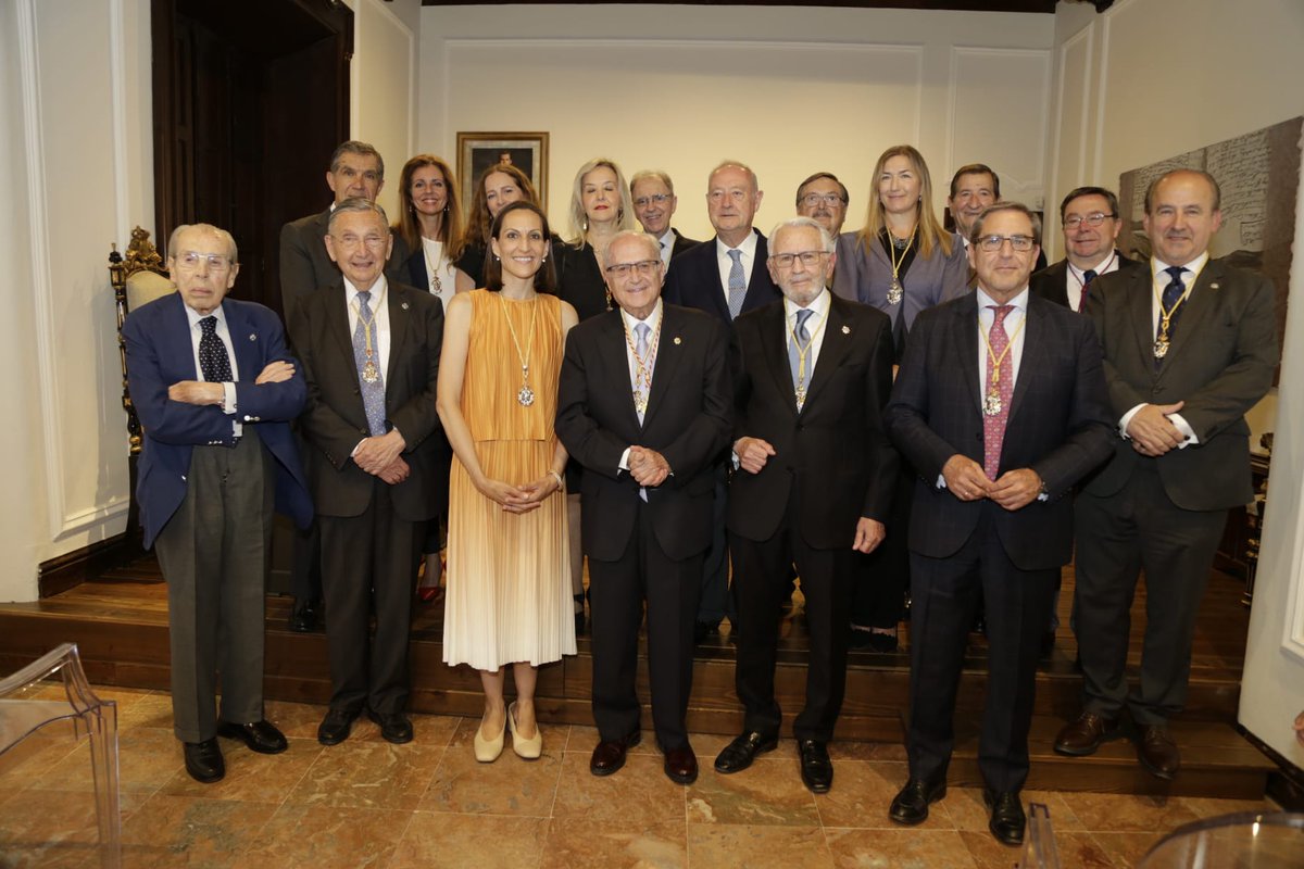 Real Academia Jurisprudencia y Legislación Granada (@rajylgr) on Twitter photo La #RAJYL de Granada ha hecho entrega al académico y notario del <a href="/CNotarialCNA/">C.Notarial Andalucía</a> Andrés Tortosa Muñoz de la primera y merecida Medalla de Honor de la Corporación.
ow.ly/8o1V50VZ44W La #RAJYL de Granada ha hecho entrega al académico y notario del <a href="/CNotarialCNA/">C.Notarial Andalucía</a> Andrés Tortosa Muñoz de la primera y merecida Medalla de Honor de la Corporación.
ow.ly/8o1V50VZ44W
