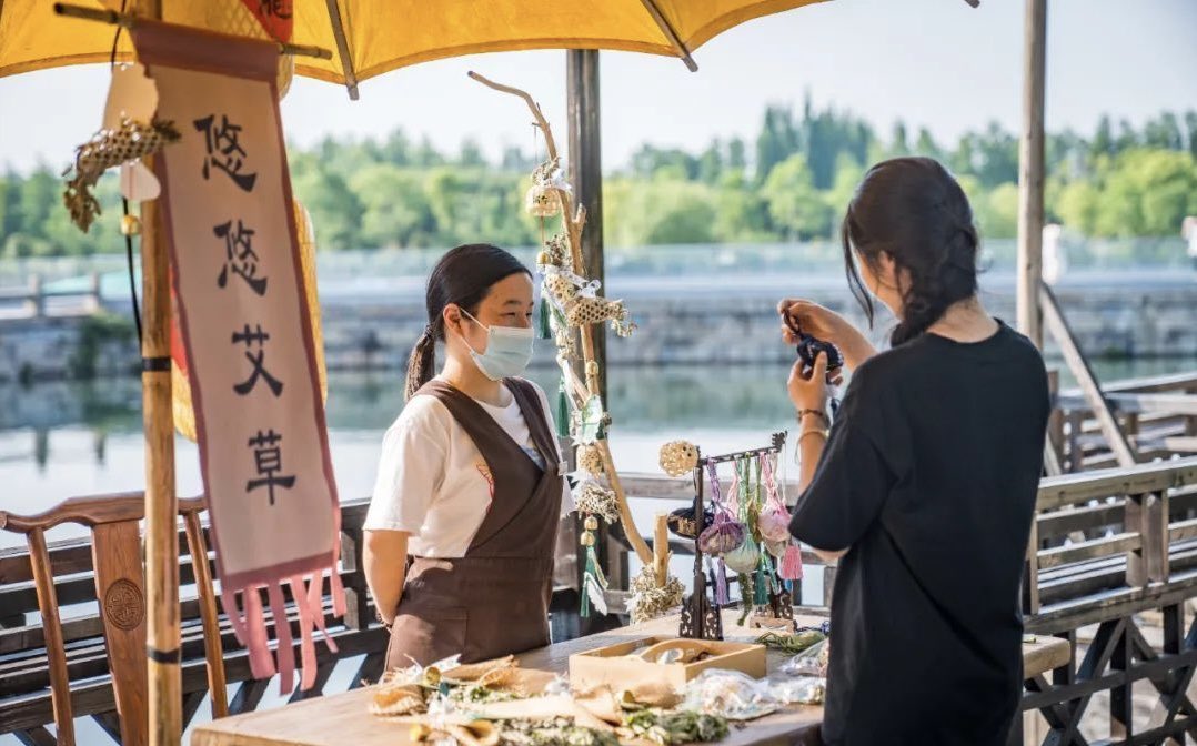 中国古镇看嘉兴，嘉兴古镇看乌镇。乌镇端午风俗志打开乌镇的一天：早茶、 午膳、集市、游园、童玩、船宴……小桥流水，对古镇的憧憬和向往在这一刻达到极致。