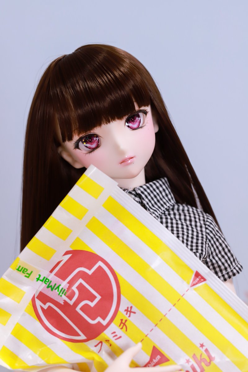 #深夜の晩酌ドール一本勝負
#うちのこかわいい #いぶっ子
今日は新人ちゃんと一緒にファミチキとビール🍺をいただきます🎵