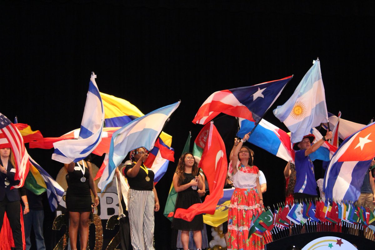 Duvall Public Schools celebrated 828 seniors earning the Florida Seal of Biliteracy for the Class of 2025!  458 students attended the ceremony with their families. #SealofBiliteracy