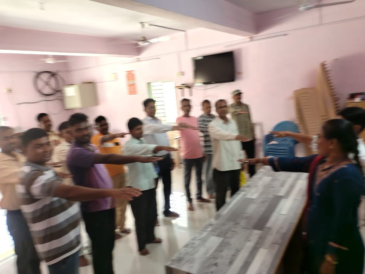 Phataksahil22's tweet photo. A Swachhta Pledge was taken At Village:-Ukai Taluka:-Songadh
#SwachhBharat #SwachhGujarat #SwachhTapi #ViksitBharatViksitGujarat #ViksitGujaratGreenGujarat https://t.co/e8Ko4AR0KI