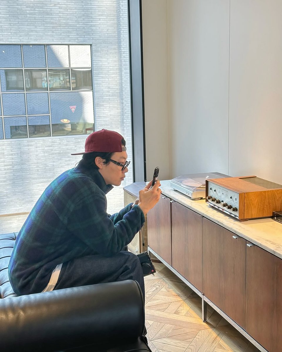 02959's tweet photo. 류준열 인스타그램 
💡🪑🪞
#류준열 #ryujunyeol #柳俊烈 #リュジュンヨル https://t.co/QHnI9BMAdM