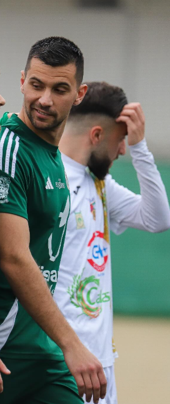 Paco Carrillo ha sacado su mejor versión, para ser uno de los fijos en los esquemas de Juan Andreo. Defensor con dominio del juego aéreo, capacidad alta de frontear y contundencia