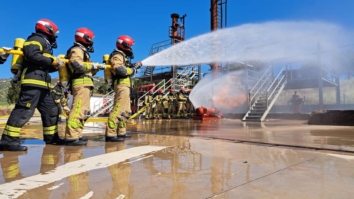Emergencia1006's tweet photo. 🔥 Los 𝗯𝗼𝗺𝗯𝗲𝗿𝗼𝘀 𝗱𝗲 𝗹𝗮 𝗯𝗼𝗹𝘀𝗮 𝗱𝗲 𝘁𝗿𝗮𝗯𝗮𝗷𝗼 generada de la Oferta de Empleo Público (OEP) 2022 están realizando su formación inicial. Hoy, en Seganosa Puertollano, 𝐡𝐚𝐜𝐢𝐞𝐧𝐝𝐨 𝐩𝐫𝐚́𝐜𝐭𝐢𝐜𝐚𝐬 𝐝𝐞 𝐢𝐧𝐭𝐞𝐫𝐯𝐞𝐧𝐜𝐢𝐨́𝐧 𝐞𝐧 𝐟𝐮𝐞𝐠𝐨 https://t.co/pi3pfGnh9L