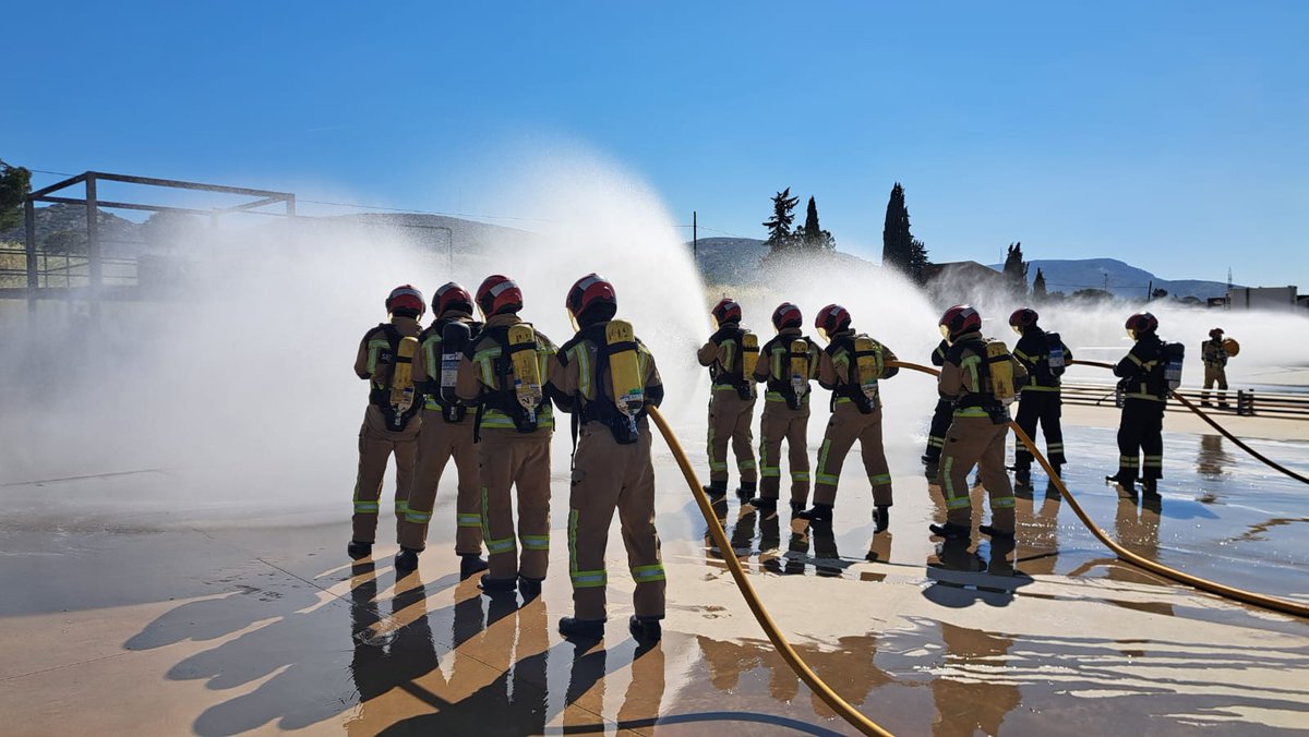 Emergencia1006's tweet photo. 🔥 Los 𝗯𝗼𝗺𝗯𝗲𝗿𝗼𝘀 𝗱𝗲 𝗹𝗮 𝗯𝗼𝗹𝘀𝗮 𝗱𝗲 𝘁𝗿𝗮𝗯𝗮𝗷𝗼 generada de la Oferta de Empleo Público (OEP) 2022 están realizando su formación inicial. Hoy, en Seganosa Puertollano, 𝐡𝐚𝐜𝐢𝐞𝐧𝐝𝐨 𝐩𝐫𝐚́𝐜𝐭𝐢𝐜𝐚𝐬 𝐝𝐞 𝐢𝐧𝐭𝐞𝐫𝐯𝐞𝐧𝐜𝐢𝐨́𝐧 𝐞𝐧 𝐟𝐮𝐞𝐠𝐨 https://t.co/pi3pfGnh9L