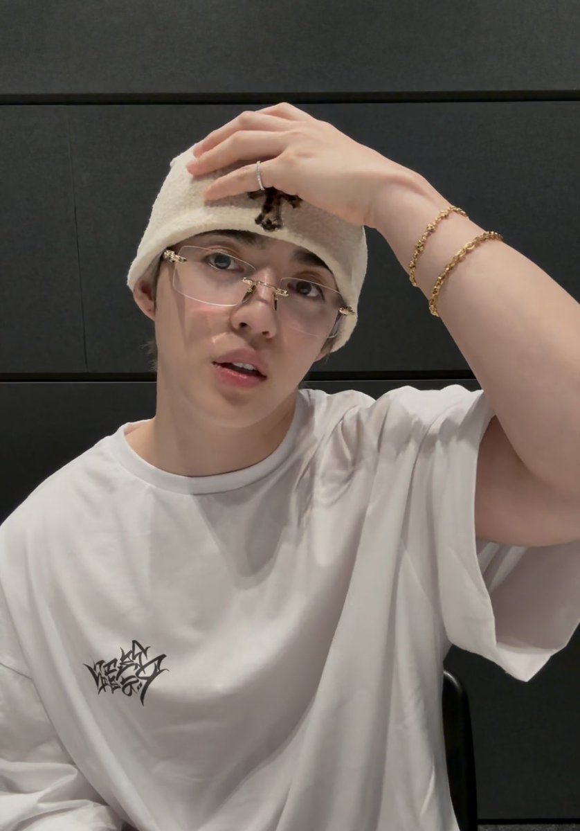 sobrang buff, sobrang pogi, amoy baby powder tas grabeng outfit yan halatang sobrang yaman na para bang kayang kaya niyang bilhin ang buong pagkatao ko sa relo at bracelet pa lang niya hanep 🫠