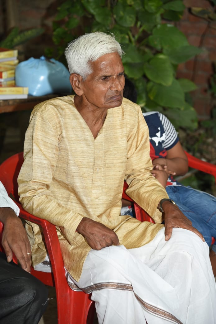 vijaykbandhu's tweet photo. अटेवा के प्रदेश कोषाध्यक्ष विक्रमादित्य मौर्य के पिताजी का आज स्वर्गवास हो गया। लेकिन आज के दौर में जिस तरह से मौर्य जी ,भाभी जी एवं लवी ने पिछले कई महीनो से लगातार सेवा किया वह आज के समय में अनुकरणीय है ।
         पुण्यआत्मा को शांति मिले एवं परिवार को संबल।
 ओम शांति https://t.co/TnkxHiDv4a