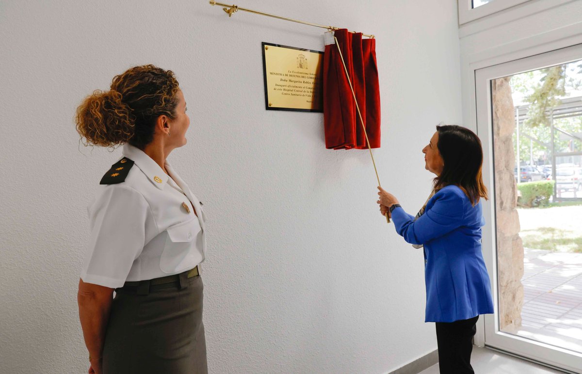 Defensagob's tweet photo. El Hospital #GómezUlla inaugura el complejo hiperbárico de mayor capacidad en España: hasta 100 sesiones diarias y atención simultánea a 36 pacientes.
Un avance clave en medicina militar y civil, coincidiendo con el 10.º aniversario de la Unidad de Aislamiento de Alto Nivel. https://t.co/DSc0SfbkkV