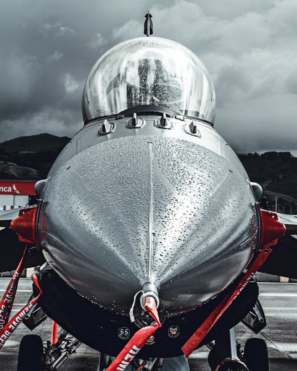 danielzaque's tweet image. Bajo la lluvia y entre nubes de tormenta, el F-16 de la Fuerza Aérea de los Estados Unidos se mantiene firme — una máquina forjada para dominar el cielo en cualquier condición.

🔗 ¿Sabías que el F-16 ha estado en servicio desde 1978 y ha volado más de 400.000 misiones de combate