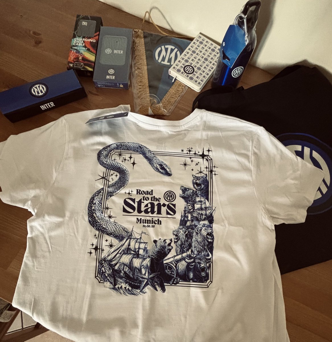 __rominas's tweet photo. Ma la bellezza di questa maglia? 🔥
Thanks @Inter 🖤💙
#mediaopenday https://t.co/LtqPJofn4Y