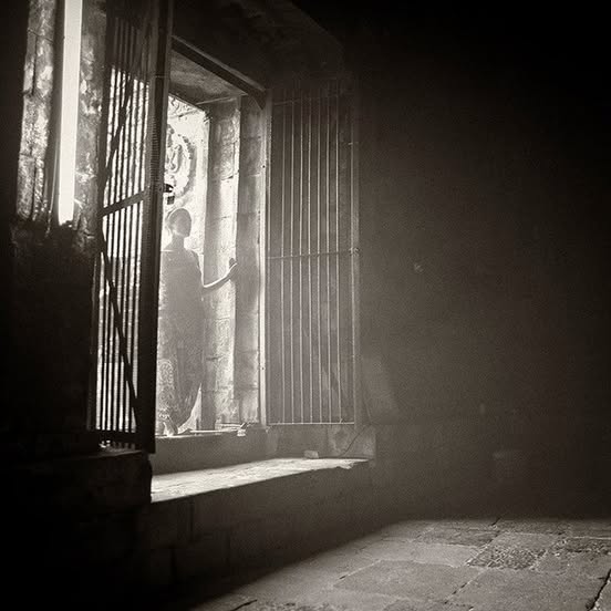 “Quien mira hacia fuera, sueña. Quien mira hacia adentro, despierta”.
Carl Gustav Jung
📷Hengki Koentjoro