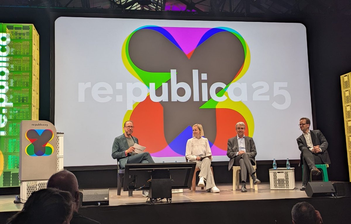 Andreas Mundt (@amundt_bkarta) on Twitter photo Heute hatte ich die Gelegenheit auf der <a href="/republica/">re:publica</a> mit <a href="/Klaus_Mueller/">Klaus Müller</a> und Louisa Specht Riemenschneider zum Thema „Big Tech-Regulierung: Wer setzt unsere Rechte durch?“ zu diskutieren. Vielen Dank an Markus Beckedahl (<a href="/netzpolitik/">Markus Beckedahl</a>) für die Einladung und Moderation.
Ein Heute hatte ich die Gelegenheit auf der <a href="/republica/">re:publica</a> mit <a href="/Klaus_Mueller/">Klaus Müller</a> und Louisa Specht Riemenschneider zum Thema „Big Tech-Regulierung: Wer setzt unsere Rechte durch?“ zu diskutieren. Vielen Dank an Markus Beckedahl (<a href="/netzpolitik/">Markus Beckedahl</a>) für die Einladung und Moderation.
Ein