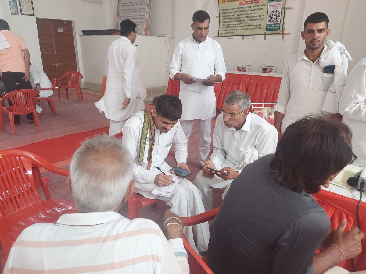 सदस्यता अभियान में प्रभारिगणों को मोबाइल से सदस्य बनाते हुए महासभा की Admin टीम l