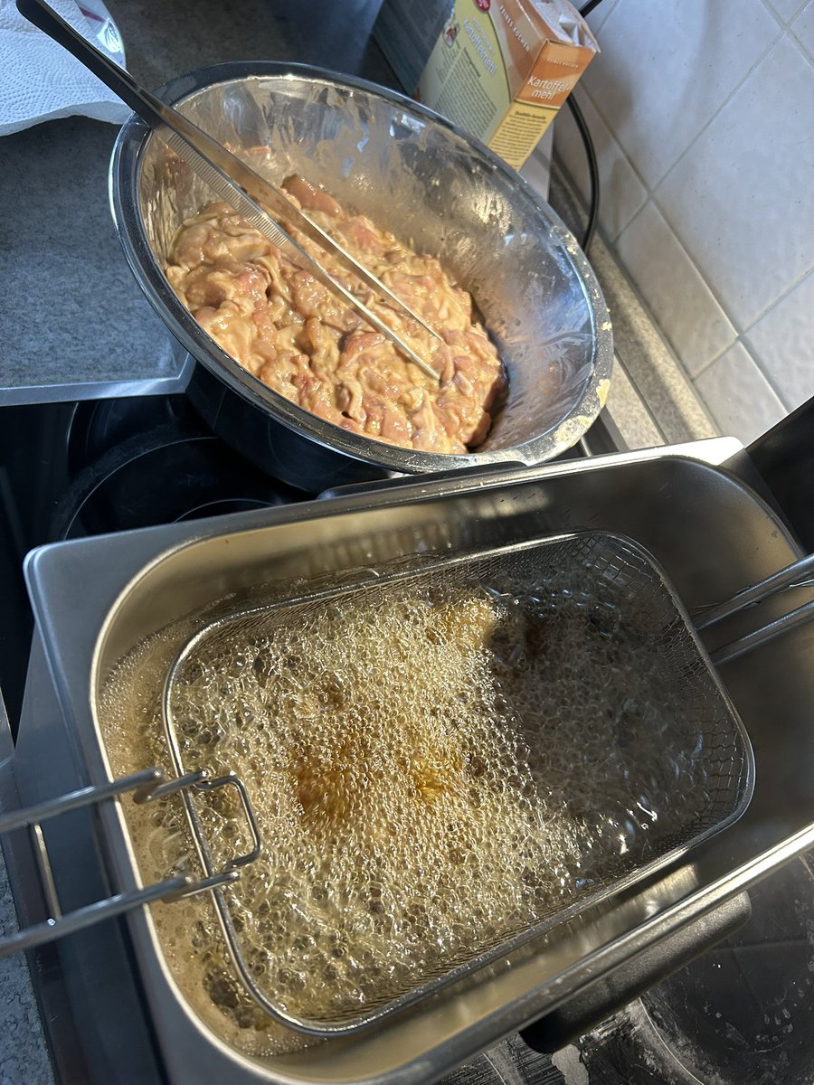 LycoRecoPlush's tweet photo. did we never post these karaage cooking pics?
uh oh! https://t.co/SX5naPsAHw