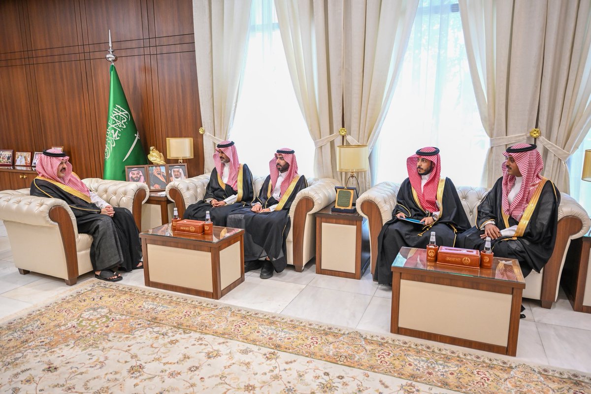 emara_hail's tweet photo. سمو #أمير_منطقة_حائل يستقبل مدير عام فرع وزارة الصحة بالمنطقة أ.سلطان بن ناصر المسيعيد والمدير التنفيذي لقطاع الشمال بهيئة الصحة العامة "وقاية" د.مبارك بن محمد السعيد، ومدير مكتب هيئة الصحة العامة "وقاية" بالمنطقة المكلف حديثًا د.سلطان بن شديد المطيري. https://t.co/IMnJ6w4P6I