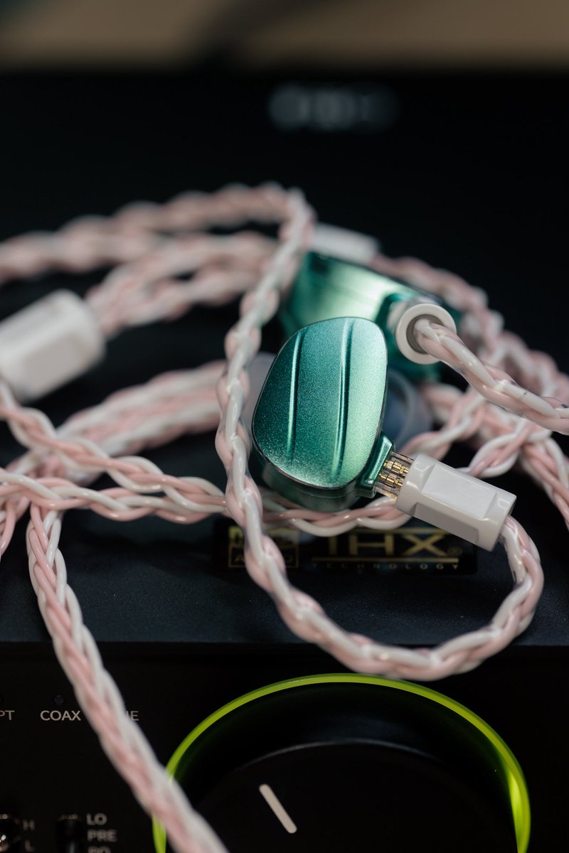 今日久々に少し晴れ間出ましたね

届いてからずーっと鳴神聴いてたので、今夜はCLOUD

いつも撮影台でも大活躍なw、Fiio K7君にYongse Fubuki+BQEYZ CLOUD

女性ボーカルに関しては手持ちでは1番

一気に伸び、キラキラ余韻を残し拡散するのがとっても爽快(*˘︶˘*)