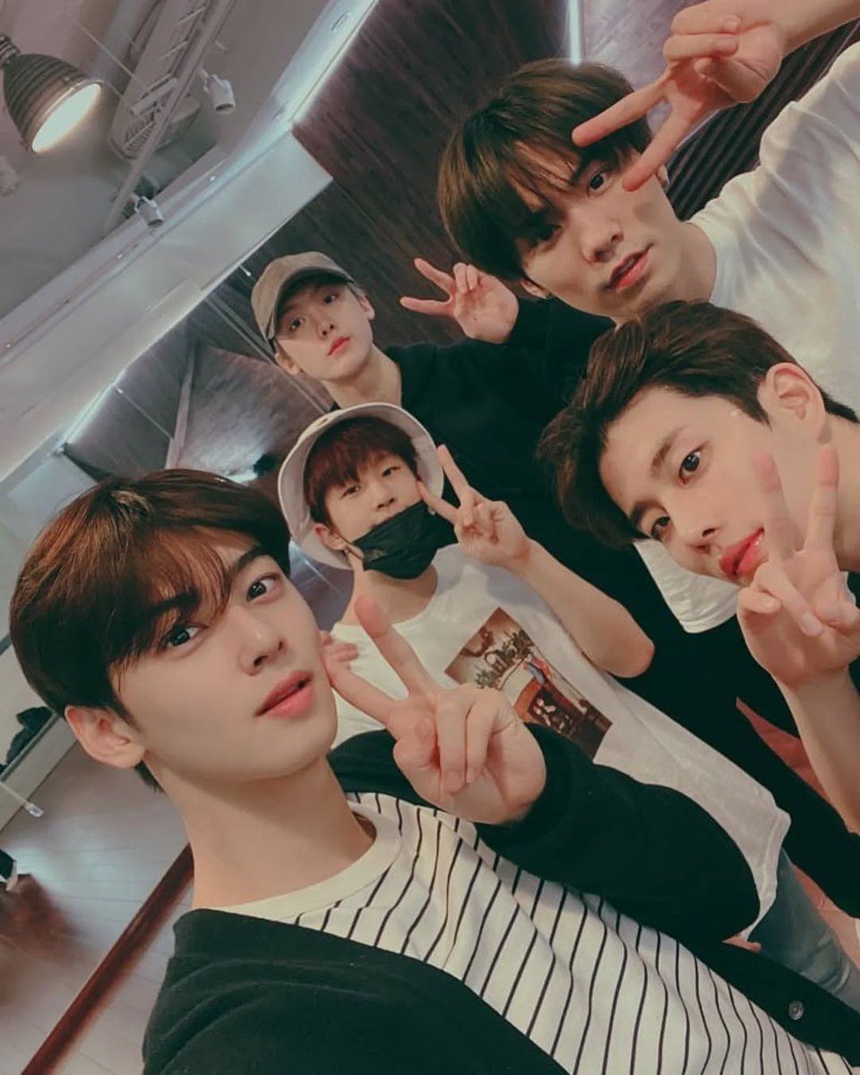 VilmaAp6527081's tweet photo. @jp_offclastro Meus lindos amo demais!!💜💜💜
🇧🇷🇧🇷🇧🇷
#cometo Brazil
#astro
#아스트로
#astrolunafcbr
🇧🇷🇧🇷🇧🇷 https://t.co/bNpnGLVjR7