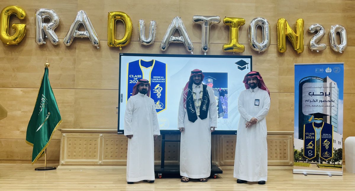 fr9f9's tweet photo. واخر دعواهم ان الحمدلله رب العالمين

الحمدلله على التمام....
تخرجت من جامعة جازان، وحصلت على درجة البكالوريوس بقسم المختبرات الطبية. 
شكراً لسعادة عميد الكلية د.ايمن مدخلي على تشريفه لنا في الحفل وشكراً لجميع أعضاء هيئة التدريس في القسم على رأسهم سعادة رئيس القسم د.قاسم دبيع. https://t.co/OYy0OQPoCE