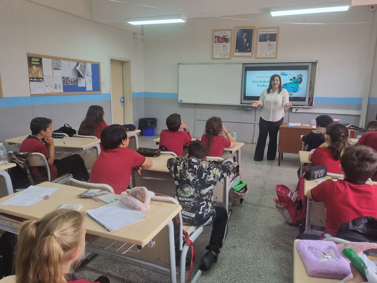 KLU_Ceko's tweet photo. Genç dimağlar ile kitap okuma etkinliği
Bölümüzün topluma yönelik etkinlikleri çerçevesinde Çalışma Ekonomisi ve Endüstri İlişkileri ABD Yüksek Lisans öğrencisi Nihan İLHAN ÖZTURAN ile Ar. Gör. Merve TOPAY Kavaklı Şehit Varol Çalışkan Ortaokulu öğrencileriyle bir araya geldi. https://t.co/3YN8WJErW4