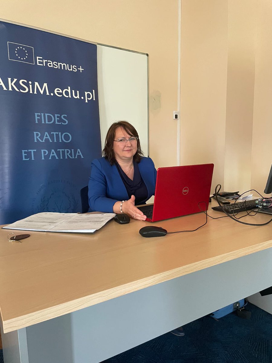 AKSiMTorun's tweet photo. 🎤 Trwają również wystąpienia na temat: 
Budowanie wiarygodności w cyfrowym świecie. 

#konferencjamiędzynarodowa #credibility #wiarygodność #aksim https://t.co/yg8uR4o86z