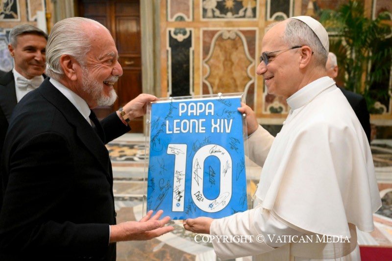 VaticanReportIt's tweet image. The Holy Father received this morning in Audience:
- Executives and Players of the Napoli Football Team.
#LeoneXIV