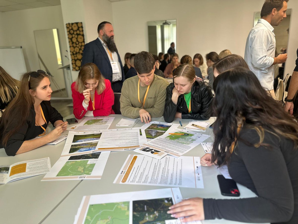 WodyPolskie's tweet photo. Burza mózgów między studentami z różnych kół naukowych trwa. Jedna drużyna pracuje nad rozwiązaniami dla leśnictwa 🌲, druga dla miast 🏙, trzecia dla rolnictwa 🚜🌾 #StopSuszy #StartRetencji 💧💪 https://t.co/ZqMwUCusqc
