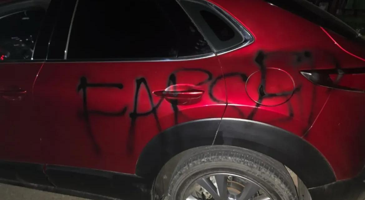 #Atención Hombres armados pertenecientes a las disidencias de las Farc salieron en las últimas horas a la vía Panamericana entre Popayán y Piendamó, en el departamento del Cauca, exactamente en el sector de Las Fresas e instalaron un retén ilegal en el cual detuvieron y pintaron