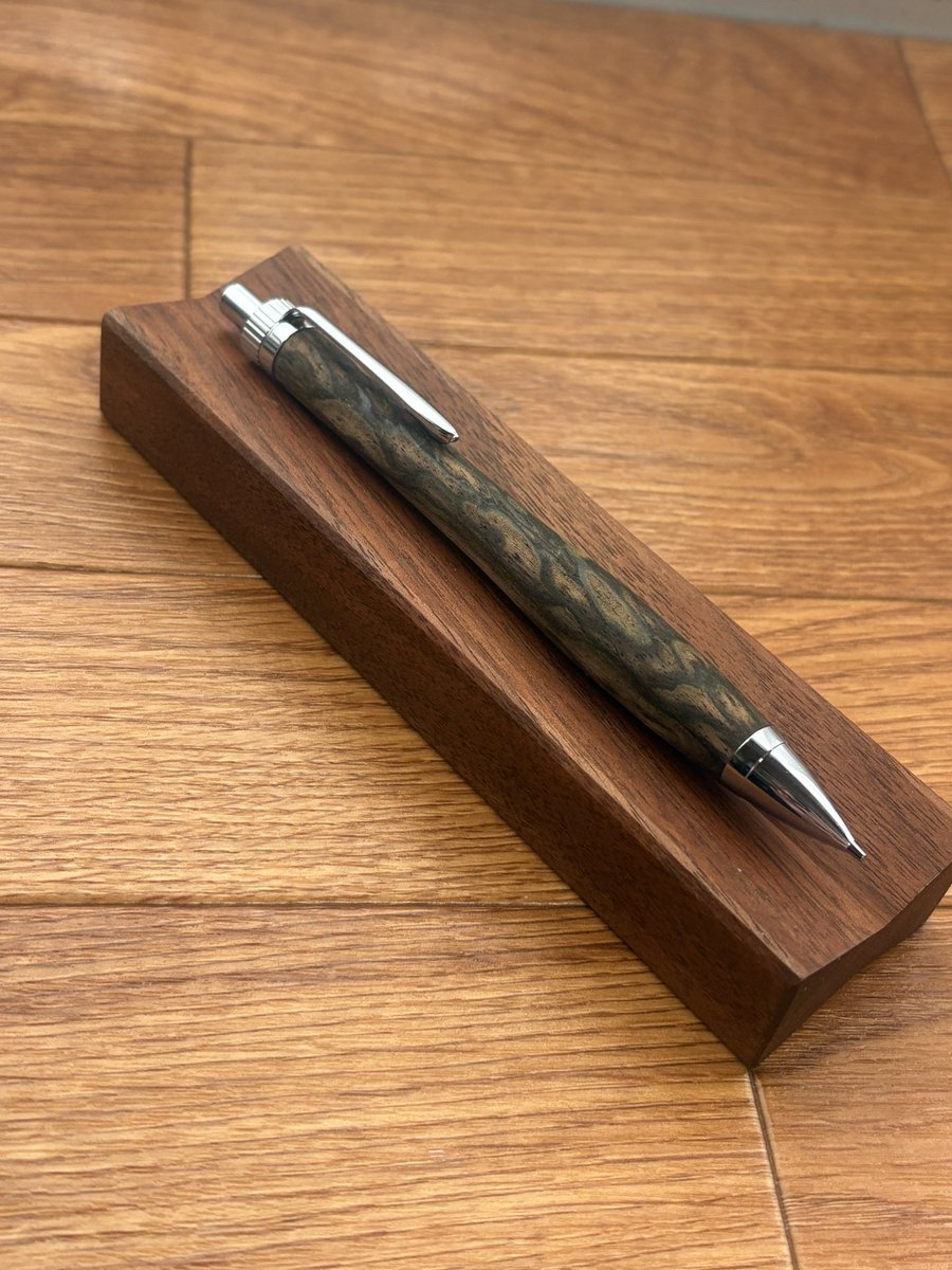 最近は最高の黒柿🦚を求めていましたが、最高のペンが届きました！初めてWoodNectさんから商品を購入しましたがとても素晴らしいものでした😁

#WoodNect
#黒柿
#黒柿孔雀杢