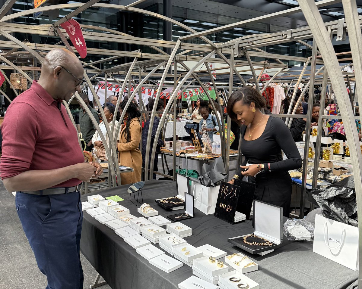 RwandaInUK's tweet image. HC @BusingyeJohns visited the retail stands of @HouseOfTayo and @umutoniofficial at the Old Spitalfields Market pop-up in London.

Great to see Rwandan presence in London's vibrant pop-up scene. Looking forward to seeing even more Rwandan products next time!

#MadeInRwanda 🇷🇼