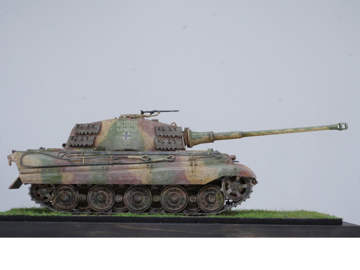 RockkenModel's tweet image. 1/48 タミヤ キングタイガー 完成です!
完成していた作品に地面と木製ベースを追加しました。
voyager model製エッチンググリルやペリスコープの追加工作を行っています。
全ての画像はこちらからご覧いただけます。
yasutoabcde.com/archives/4169
ヤフオク出品中です!