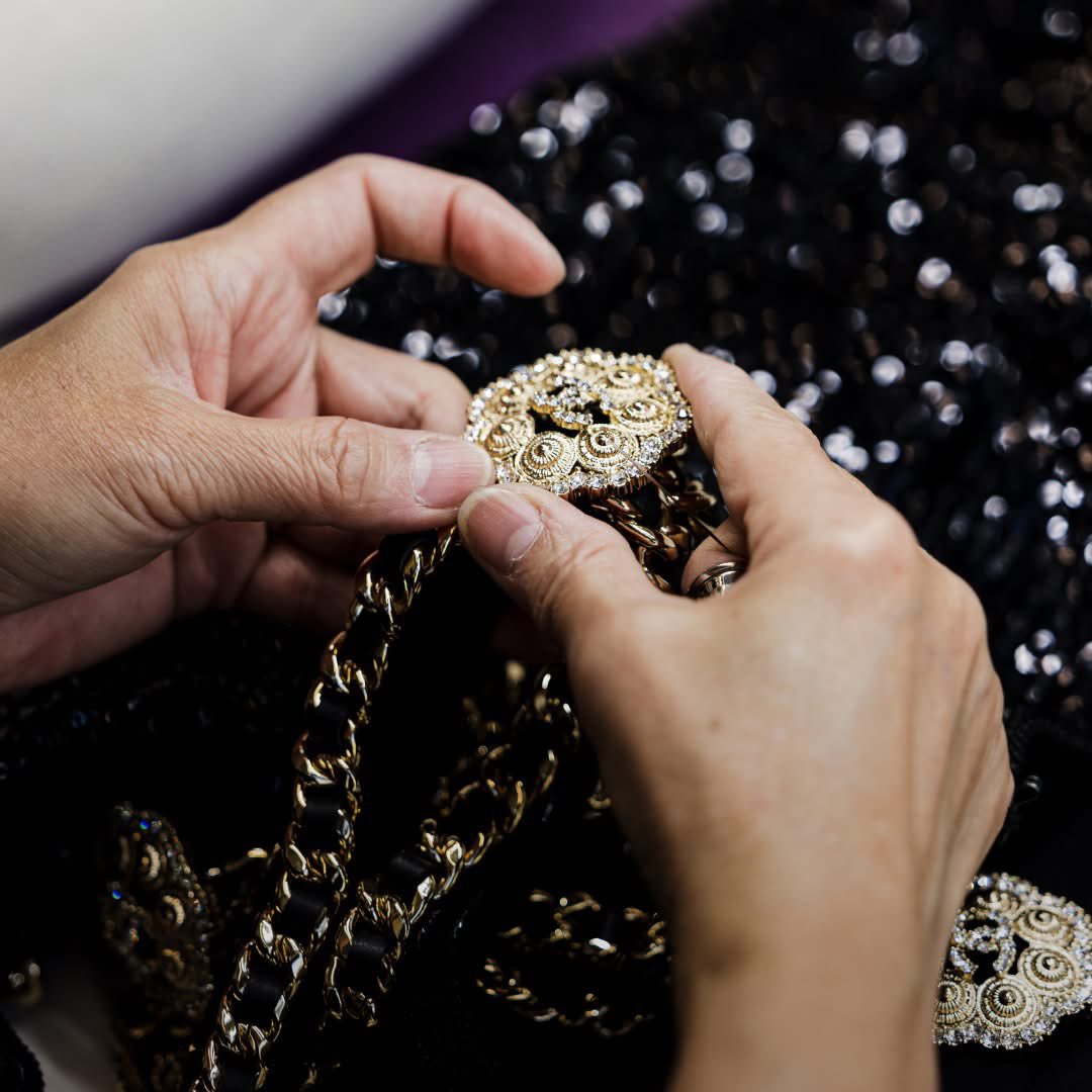 📸 | CHANEL a le plaisir d'accompagner Dua Lipa tout au long de sa tournée « Radical Optimism Tour ». L'auteure-compositrice-interprète et amie de la Maison portait un look sur mesure de la Maison lors de ses concerts parisiens des 23 et 24 mai : un body noir à sequins réalisé