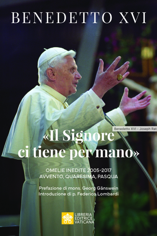 27 maggio IL SIGNORE CI TIENE PER MANO 📖 Ogni volta, grazie alla guida sapiente di #BenedettoXVI, si scopre qualcosa di nuovo nella Scrittura. Nelle sue omelie confluivano passione teologica, amore per la Chiesa e capacità di leggere la storia alla luce della Parola di Dio.