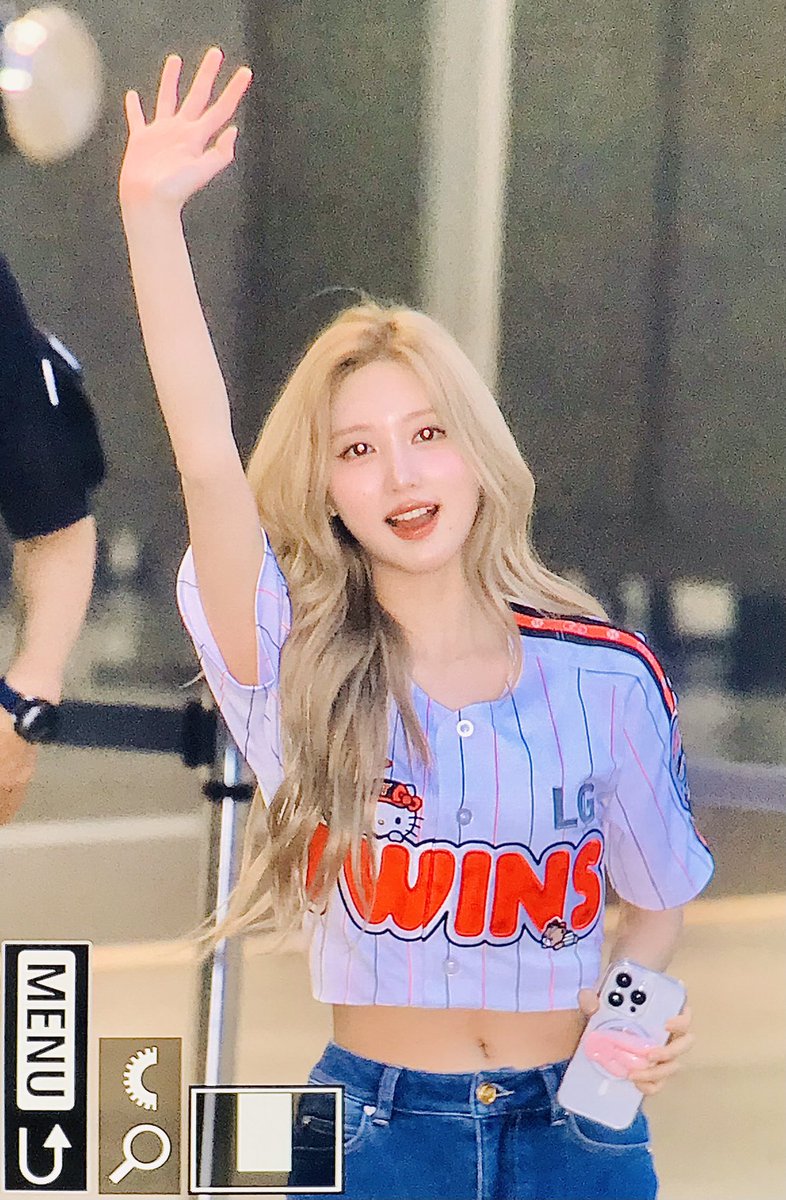 Gaeulletter_IVE's tweet photo. 250527 가을 프리뷰
시구도 잘하구 응원도 잘하는 우리 므엉이
오늘도 아이팅!💕 
#아이브 #IVE 
#가을 #김가을 #GAEUL 
#ガウル #秋天 https://t.co/jcW8GPcxcS