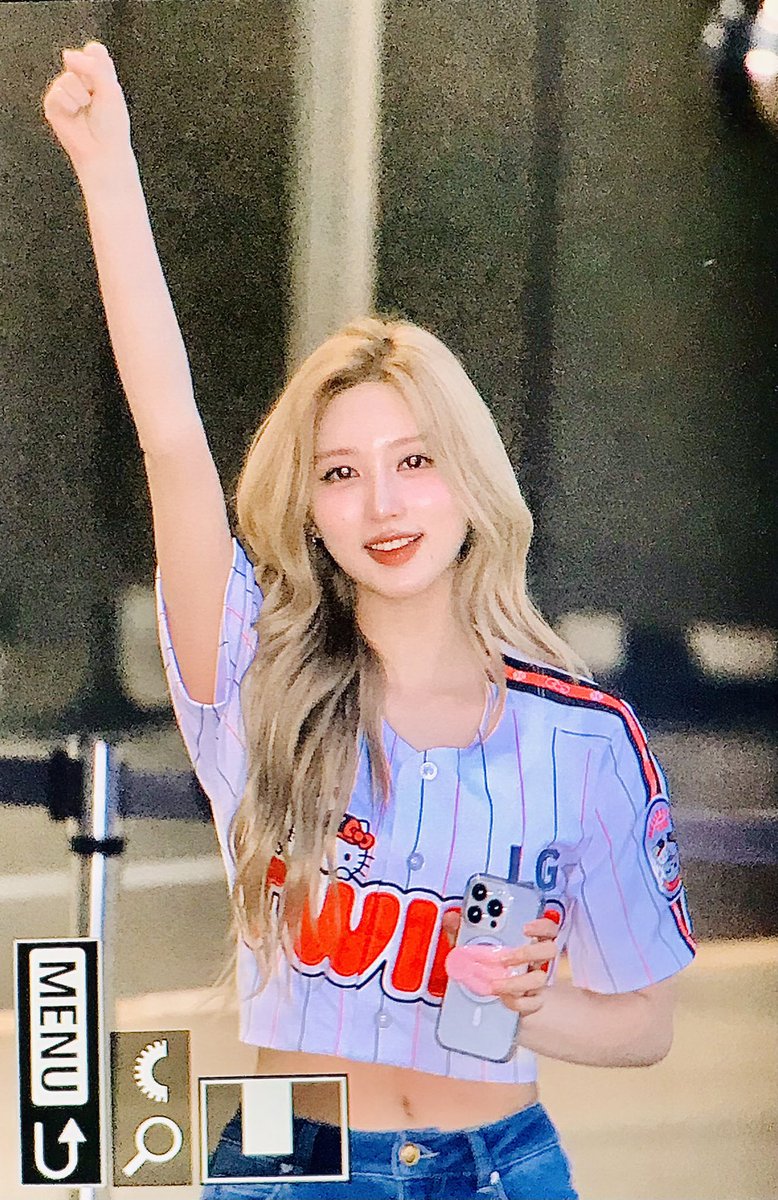 Gaeulletter_IVE's tweet photo. 250527 가을 프리뷰
시구도 잘하구 응원도 잘하는 우리 므엉이
오늘도 아이팅!💕 
#아이브 #IVE 
#가을 #김가을 #GAEUL 
#ガウル #秋天 https://t.co/jcW8GPcxcS