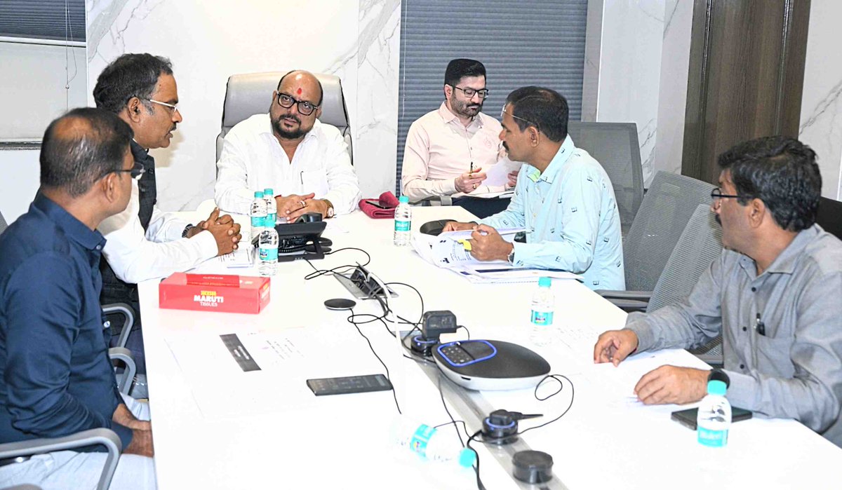 विविध पाणीपुरवठा योजनांच्या प्रभावी अंमलबजावणीसाठी संबंधित अधिकाऱ्यांनी क्षेत्रीय स्तरावर प्रत्यक्ष भेटी द्याव्यात, असे निर्देश पाणीपुरवठा व स्वच्छता मंत्री <a href="/GulabraoRPatil/">Gulabrao Raghunath Patil</a> यांनी केंद्रीय जलशक्ती मंत्री यांच्या बैठकीतील मुद्यांच्या अनुषंगाने मंत्रालयात आयोजित आढावा बैठकीत दिले.