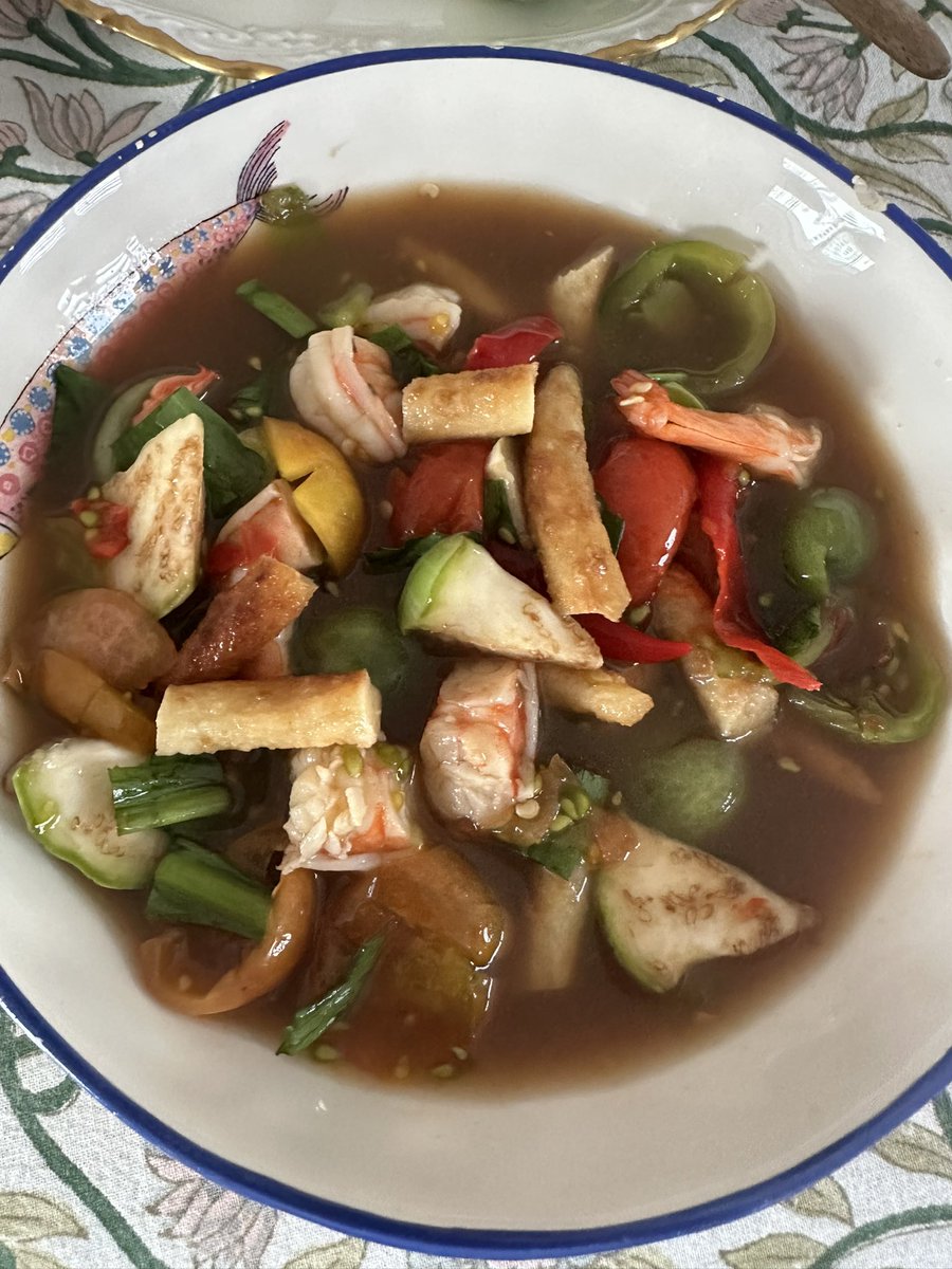 สำรับกับข้าว น้ำพริกขี้กาผักเคียง แกงกะทิผักโขมหมูย่าง(แบบเดียวกับแกงขี้เหล็ก) ตำด๊องแด๊ง