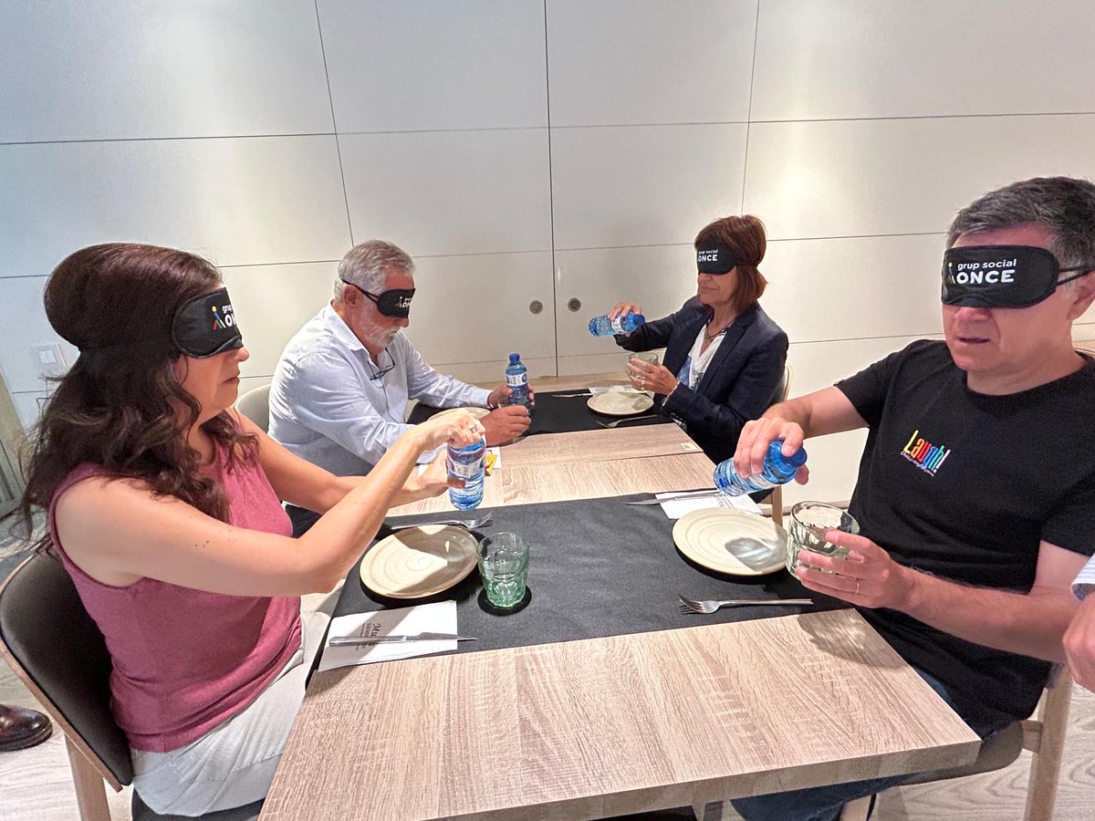 ✍️Els escriptors catalans <a href="/nadalrafel/">Rafel Nadal i Farreras</a>, <a href="/martigironell/">Martí Gironell</a>, <a href="/TaniaJuste/">Tània Juste</a> i <a href="/CoiaValls/">Coia Valls</a>, s’ha posat en la pell de les persones cegues participant en un taller immersiu de braille, on han intentat desxifrar els noms de les seves novel·les escrits amb aquest alfabet. 

🍽️ També han gaudit