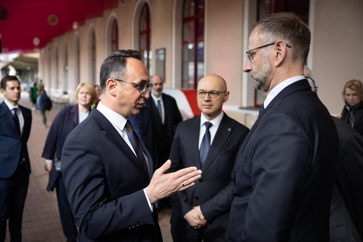 DariuszKlimczak's tweet photo. ➡️Wspólnie z moimi odpowiednikami z Litwy 🇱🇹, Łotwy 🇱🇻 i Estonii 🇪🇪 oraz Dyrektor Generalną #DGMOVE
@MagdaKopczynska spotkaliśmy się na dworcu kolejowym w Wilnie.
Razem udajemy się pociągiem na budowę mostu kolejowego na rzece Niemen – litewskiego odcinka strategicznego projektu europejskiego Rail Baltica 🚊🚄