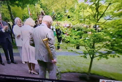 UrbanFoodResil's tweet photo. Governor General Mary Simon said the new tree plnated by King Charles at Rideau Hall represents ‘a living symbol of resilience, adaptability and heritage’. Soil used was gathered from 13 provinces &amp; territories. https://t.co/gp0CbW6qlg https://t.co/Sl2gtDCrDx