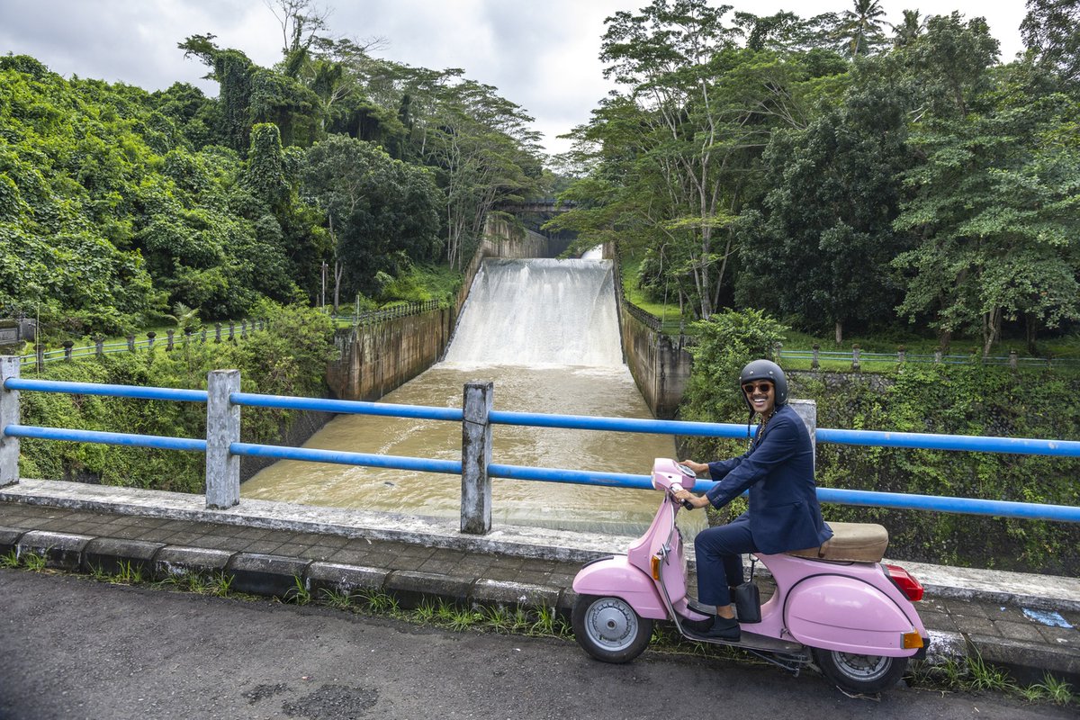 gentlemansride's tweet image. Spotted: A dapper gent on a pink Vespa, cruising across Bali's stunning bridges! 🌴💖 Who says elegance can't have a splash of fun? Riders, join us in style for men's health! 

📸 @ram_matteo
🌍 Bali, Indonesia

#dgr2025 #gentlemansride #ridedapper #menshealth