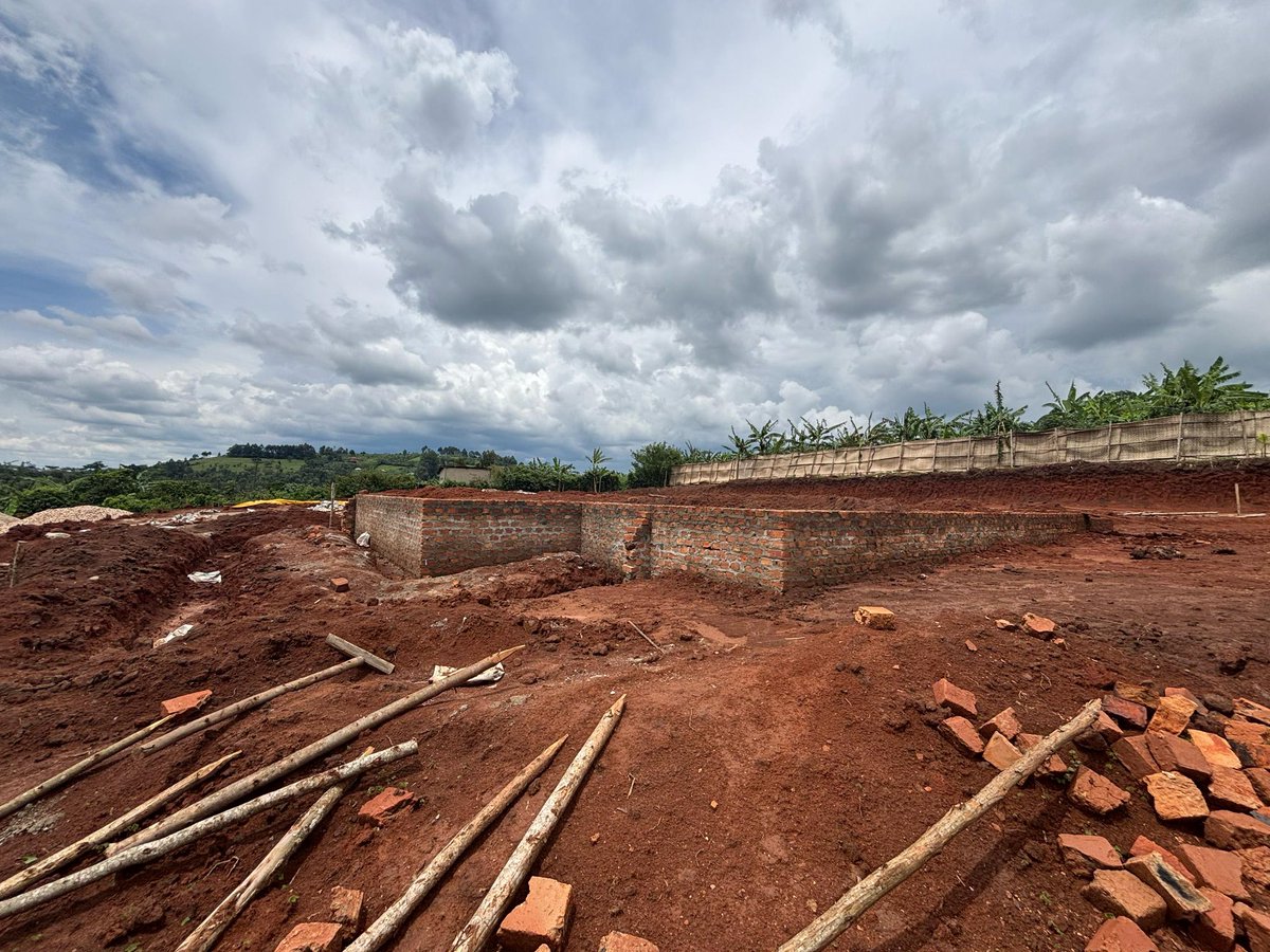 avbconsultsug's tweet photo. Plinth wall #construction for our client’s residential house in Sheema. #Foundationworks 
It’s best to use burnt clay bricks 🧱 for foundation construction because of their high durability and resistance to environmental conditions like moisture.
#Engineering🚧🦺👷🏽‍♂️ 
#avbconsults https://t.co/4xjDTpkm0a