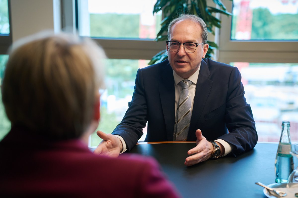 Bundesministerium des Innern und für Heimat (@bmi_bund) on Twitter photo 🇩🇪🇬🇧 Zusammenarbeit bei den Themen #Sicherheit und #Migration: Innenminister #Dobrindt begrüßte die Innenministerin des Vereinigten Königreichs Großbritannien und Nordirland, Yvette Cooper, in Berlin.
<a href="/ukhomeoffice/">Home Office</a> @yvettecoopermp 📸Henning Schacht 🇩🇪🇬🇧 Zusammenarbeit bei den Themen #Sicherheit und #Migration: Innenminister #Dobrindt begrüßte die Innenministerin des Vereinigten Königreichs Großbritannien und Nordirland, Yvette Cooper, in Berlin.
<a href="/ukhomeoffice/">Home Office</a> @yvettecoopermp 📸Henning Schacht