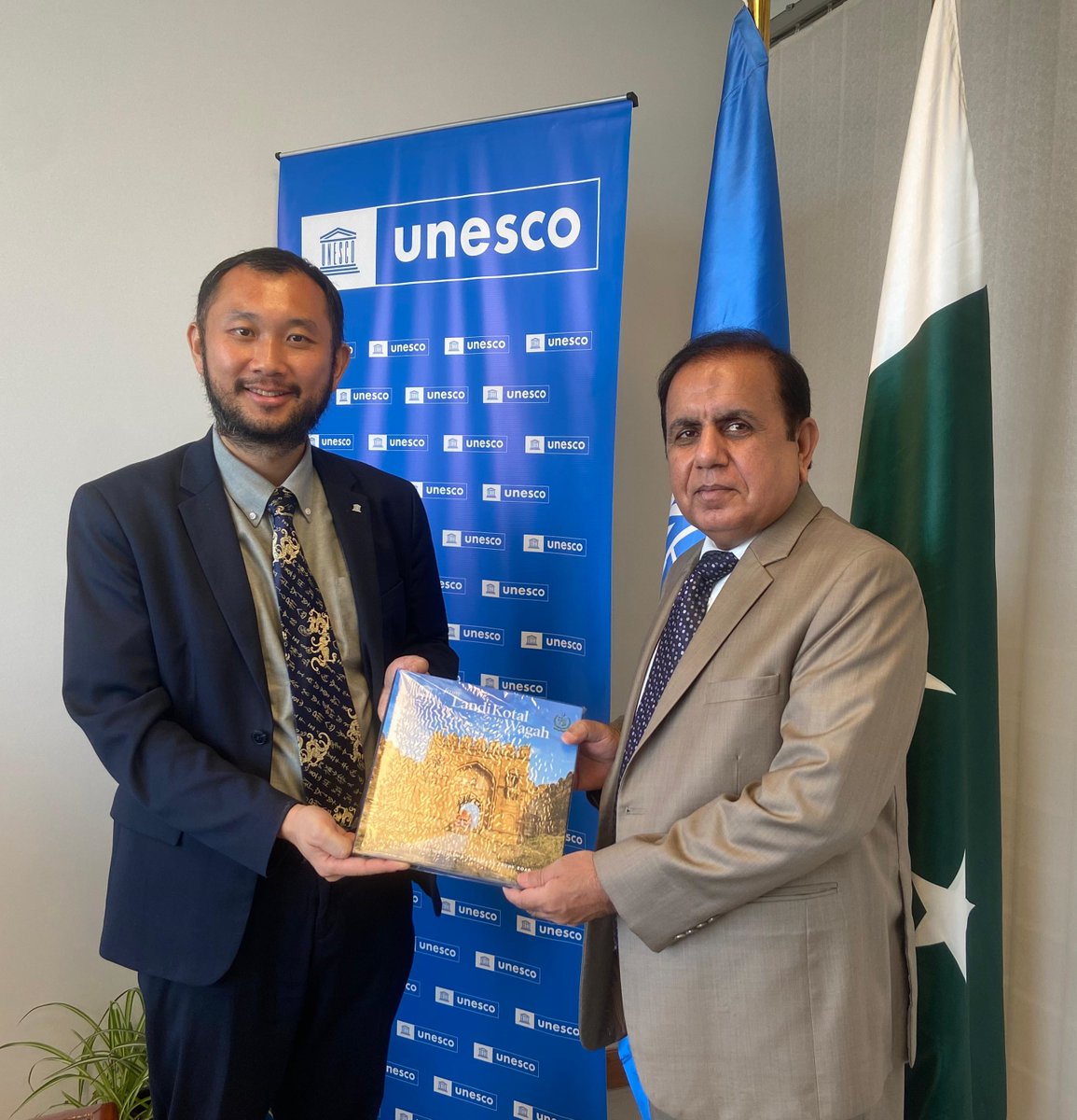 UnescoPakistan's tweet image. Preserving 🇵🇰’s Documentary Heritage!
Heads of @UnescoPakistan & Nat'l Archives of Pakistan met to boost efforts to safeguard archives & explore new entries for the #MemoryOfTheWorld Register.
📚 Pakistan's entry: The Jinnah Papers
🔗 shorturl.at/6GxYV
#UNESCO #MoW