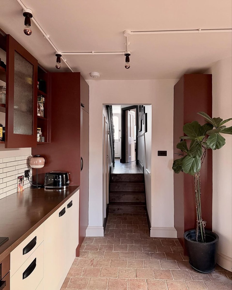 @madaboutthehouse selected shades from the Powder Architectural Colours, incorporating Scarlet 'n' Rust on the cabinetry and trim for added design interest.

Walls &amp; Ceiling: Powder III
Lower Cabinets: Powder II
Trim &amp; Upper Cabinets: Scarlet 'n' Rust