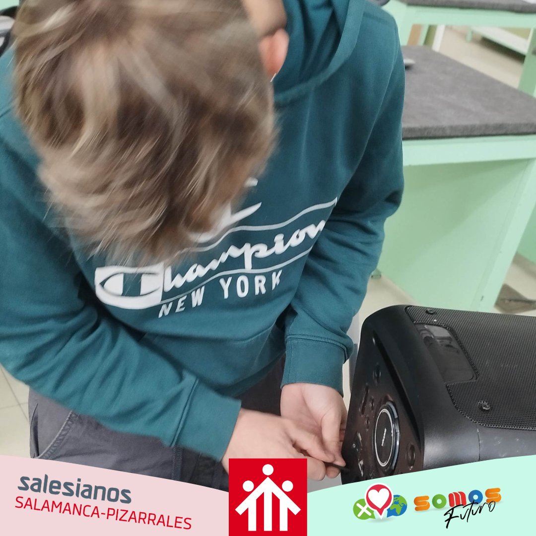Cuando estudias un Grado básico de Electricidad y Electrónica una de las ventanas es que aprendes a reparar tus propios equipos electrónicos, como nuestro alumno poniendo de nuevo en funcionamiento este altavoz bluetooth que tenía un problema en las conexiones.

#cssj_fp
#cssj_g